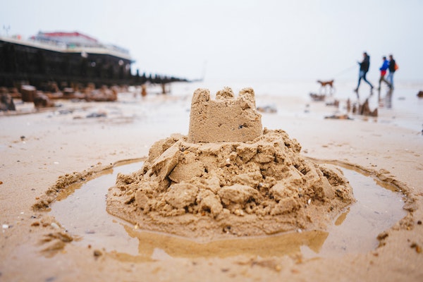 Un chateau de sable en ruines