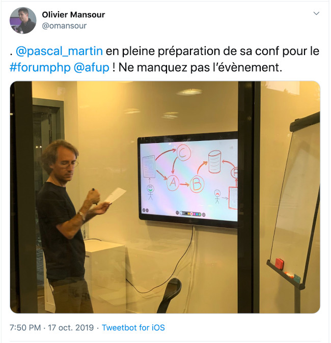 Moi, en train de créer un schéma sur tableau blanc numérique (Tweet d’Olivier Mansour)